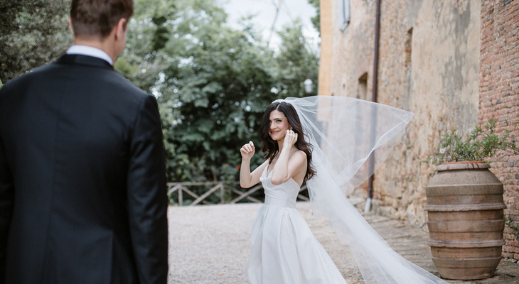 Matrimonio intimo in Toscana in stile moderno