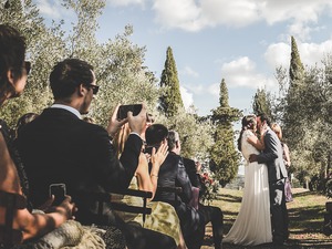 Cerimonia simbolica tra gli ulivi in Toscana