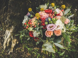 Bouquet in stile bohemien ricco di colore